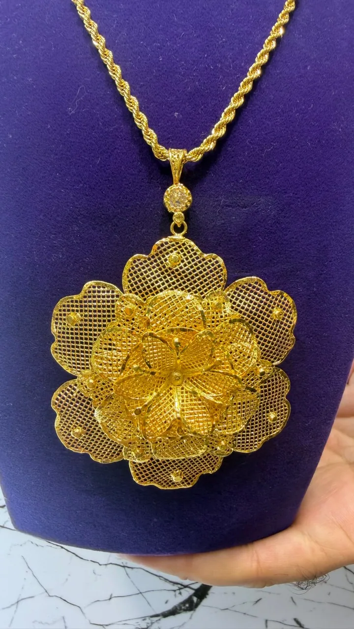 Katmanlı Çiçek Kolye, mağazada çekilmiş fotoğraf 4