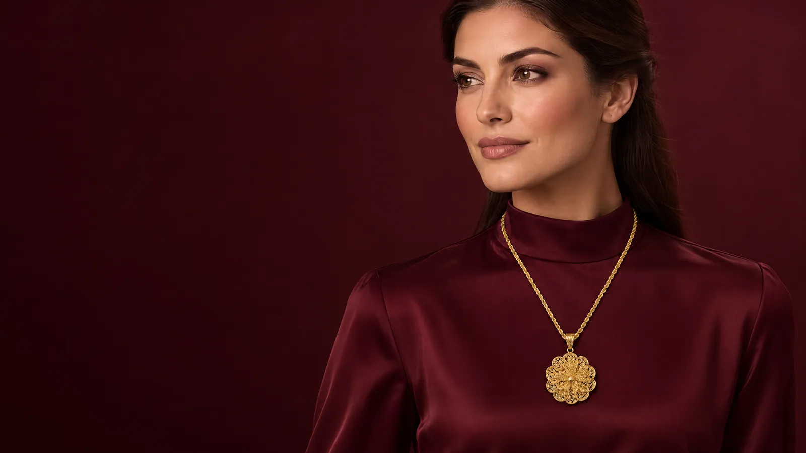 Bordo bluz üzerinde Çiçek Kolye takan kadın